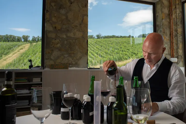 Luca D'Attoma durante una degustazione